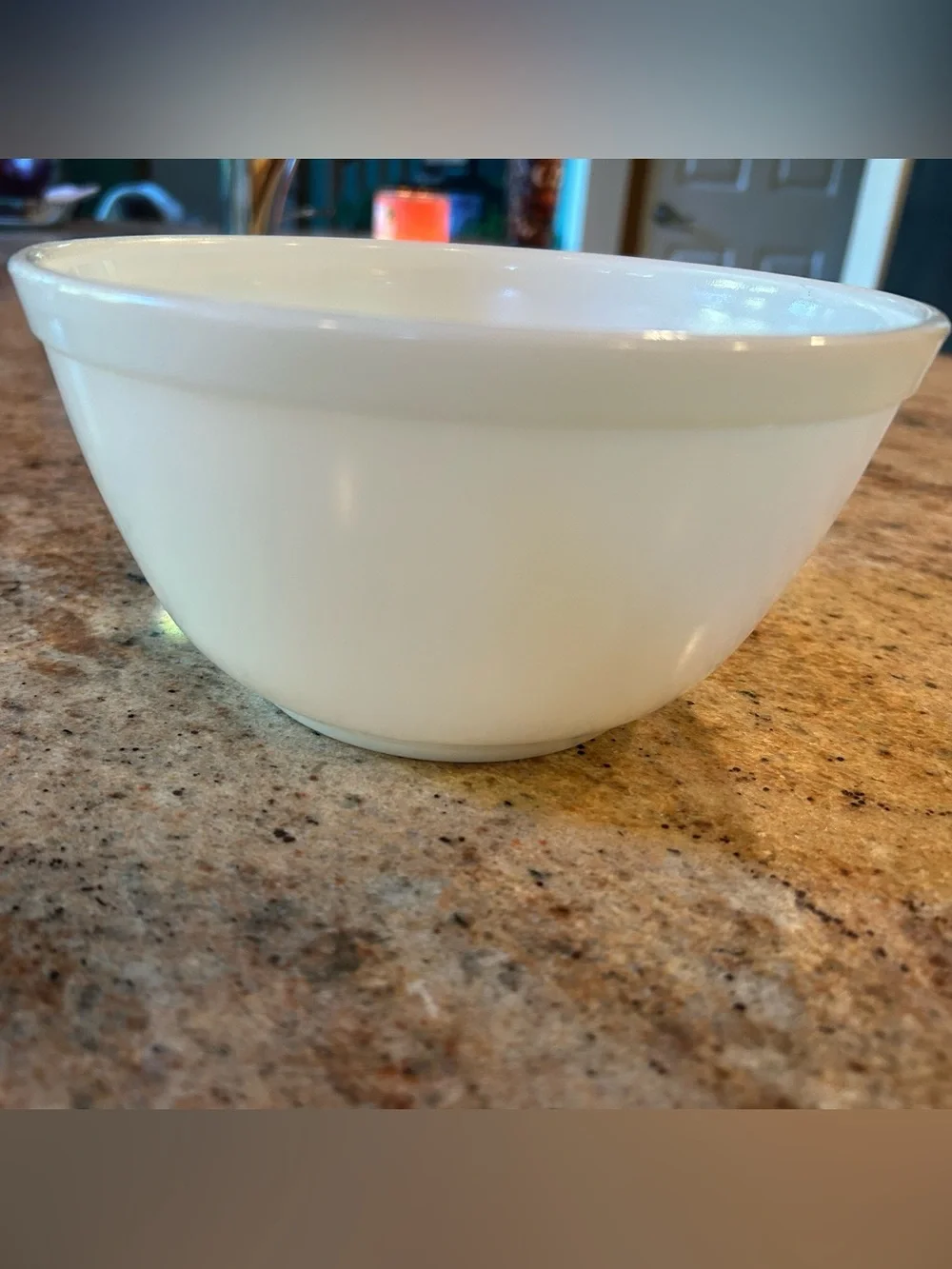 PYREX TRADE MARK #402 1 1/2Qt. Opal White Milk Glass Mixing Nesting Bowl